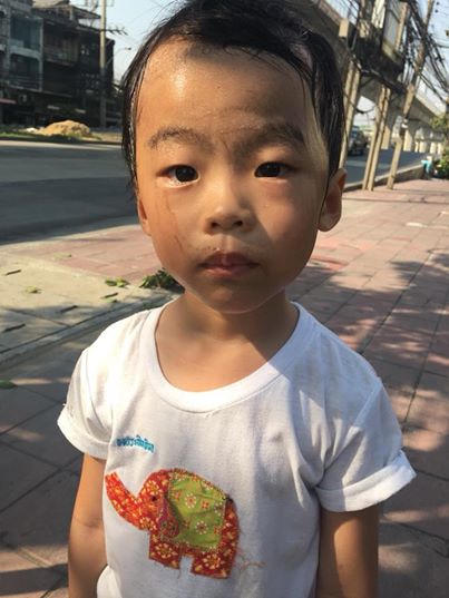 Con trai của Nuttanitcha nhem nhuốc sau hành trình nhặt rác.