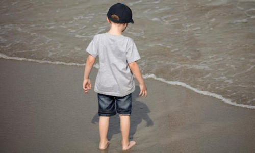 Cậu bé từng chịu cú sốc khi thái độ của người cha thay đổi sau một đêm. Ảnh: Timesofmalta.