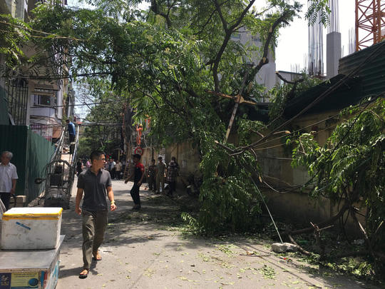 Đứt cáp công trình trên cao, 3 người bị thương nặng - Ảnh 1.