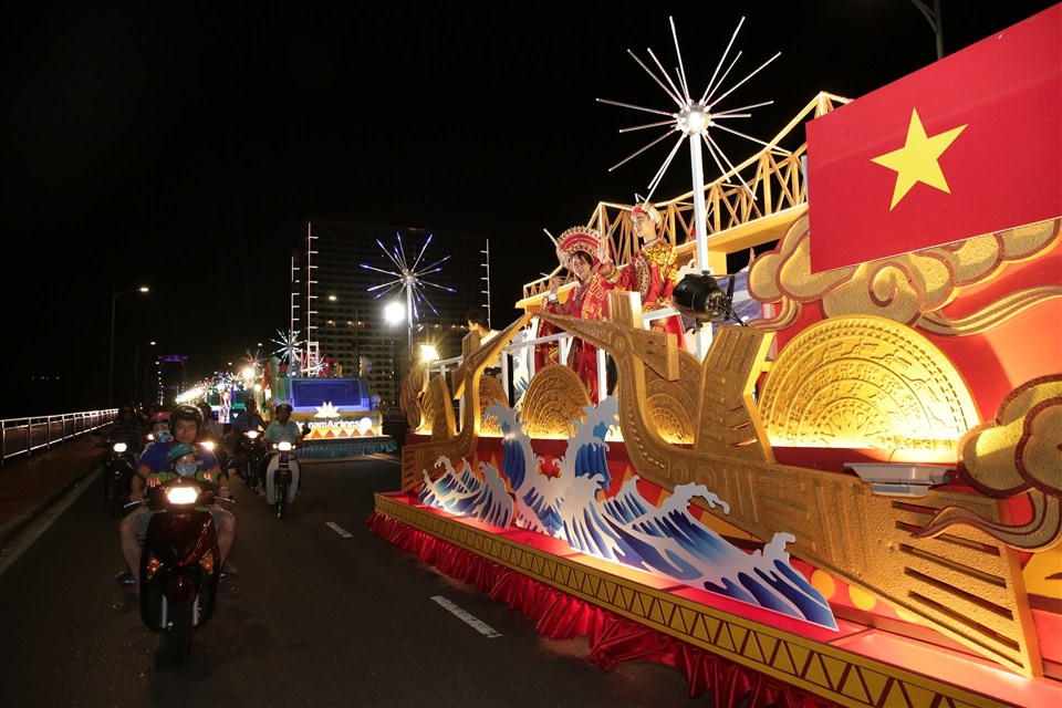 Ngắm 12 cây cầu lộng lẫy trong Carnaval đường phố DIFF 2018