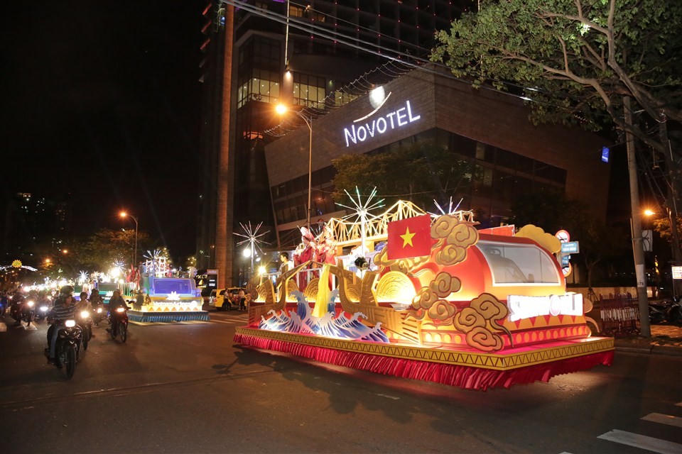 Ngắm 12 cây cầu lộng lẫy trong Carnaval đường phố DIFF 2018