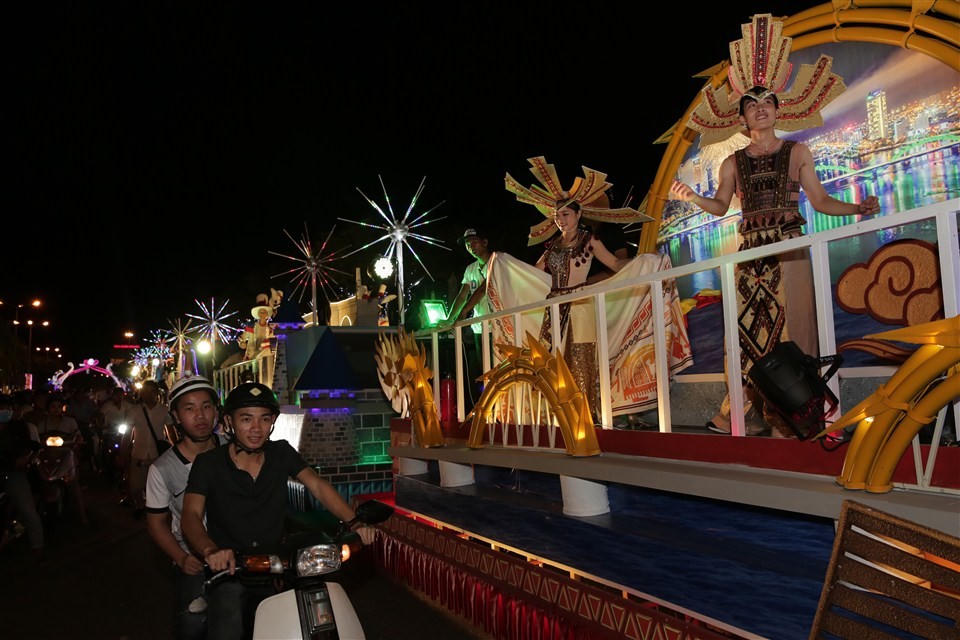 Ngắm 12 cây cầu lộng lẫy trong Carnaval đường phố DIFF 2018