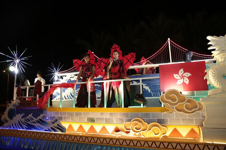 Ngắm 12 cây cầu lộng lẫy trong Carnaval đường phố DIFF 2018