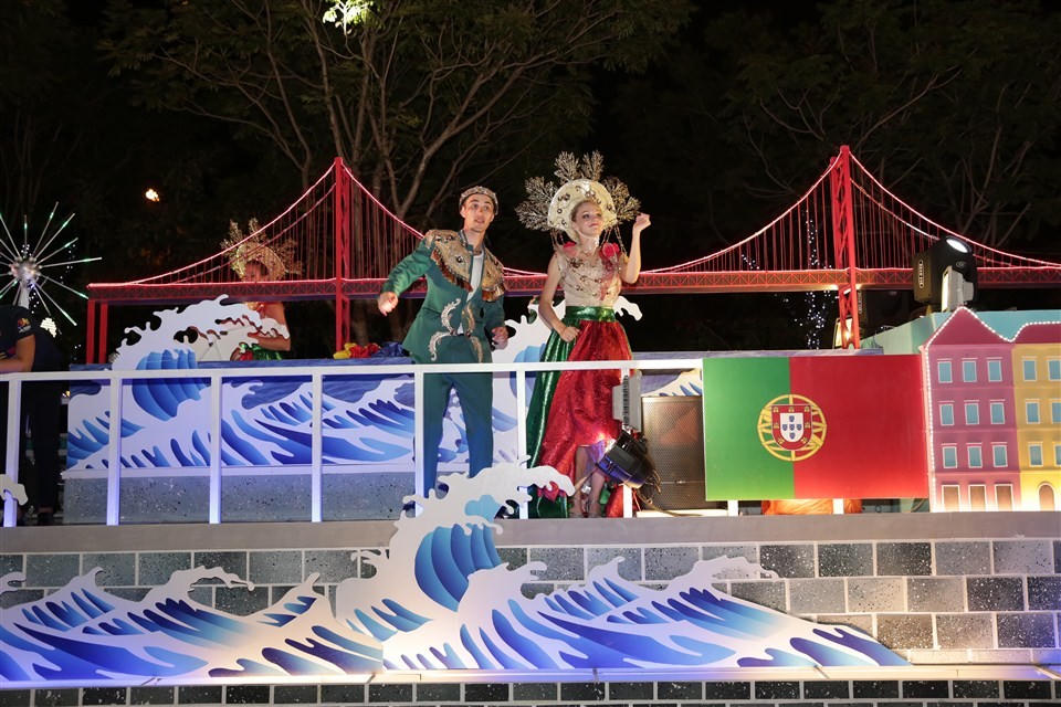 Ngắm 12 cây cầu lộng lẫy trong Carnaval đường phố DIFF 2018