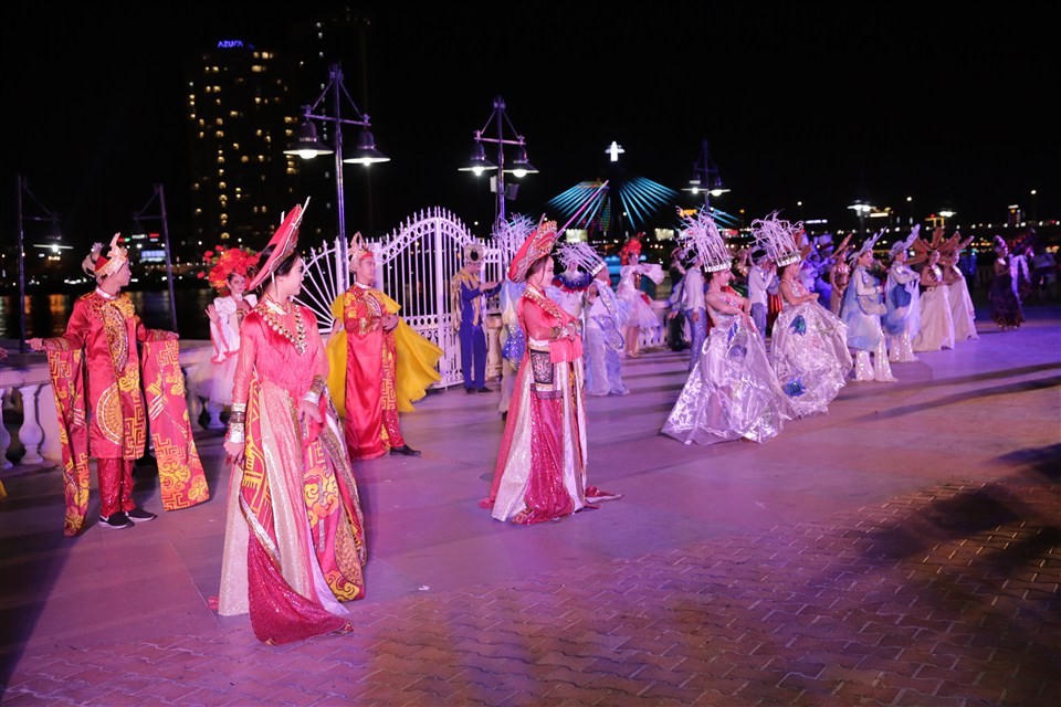 Ngắm 12 cây cầu lộng lẫy trong Carnaval đường phố DIFF 2018