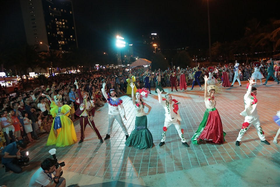 Ngắm 12 cây cầu lộng lẫy trong Carnaval đường phố DIFF 2018