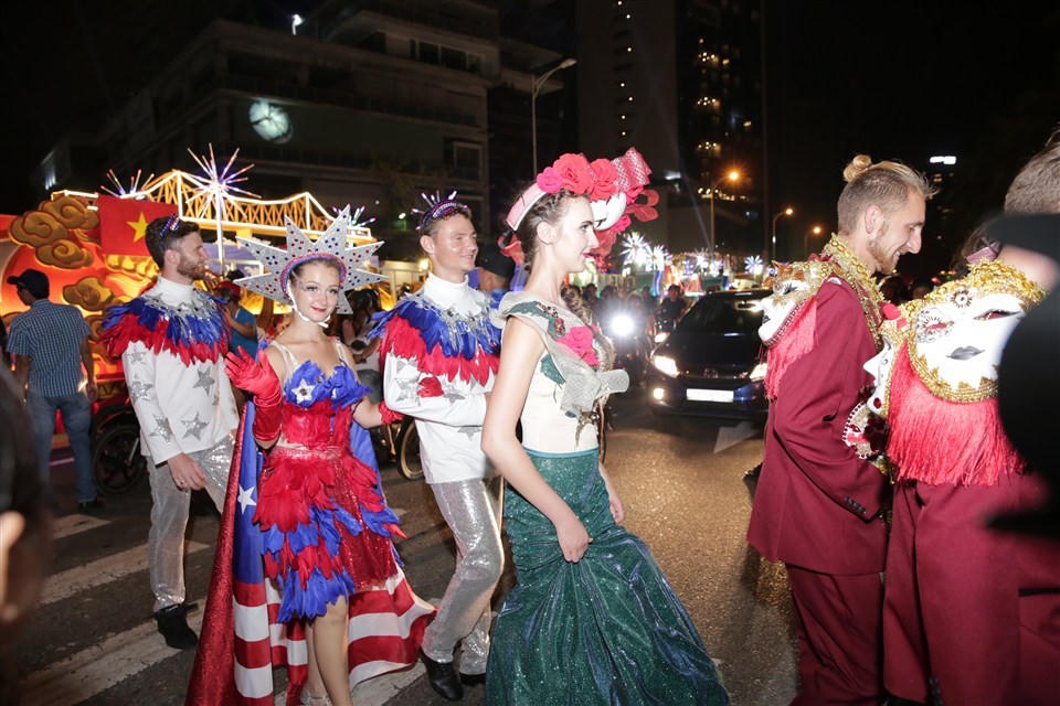 Ngắm 12 cây cầu lộng lẫy trong Carnaval đường phố DIFF 2018