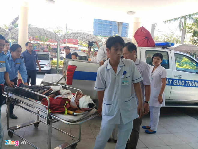Xe cho 31 can bo huu tri di nghi bi lat tren deo, 2 nguoi tu vong hinh anh 2