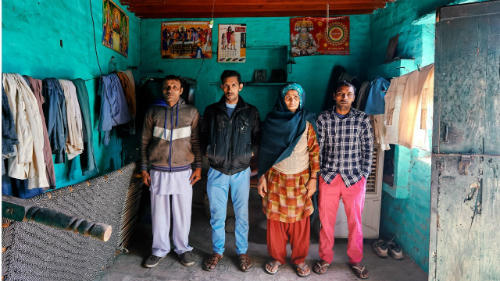 Bà Om 60 tuổi vẫn phải còng lưng phục vụ 7 người con trai và chồng.