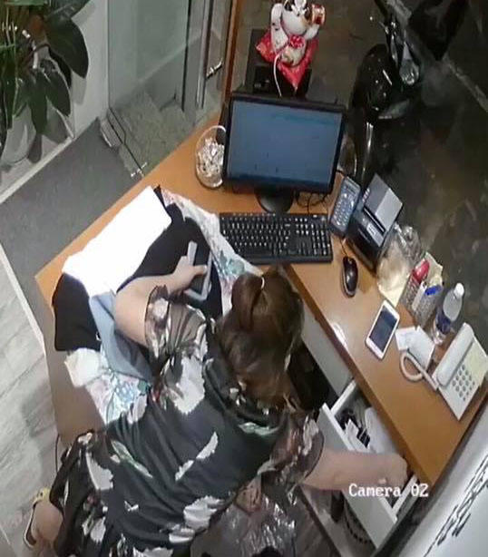 Dụ nhân viên thử đồ giúp, 'bà bầu' lấy sạch tiền ở cửa hàng, bỏ lại bộ váy cũ