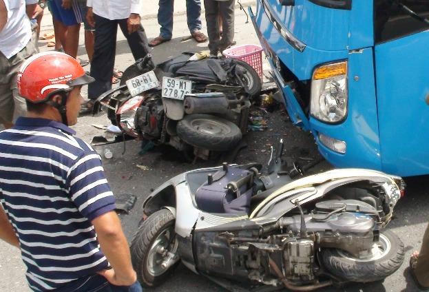 Xe khách gây tai nạn liên hoàn, nhiều người nhập viện