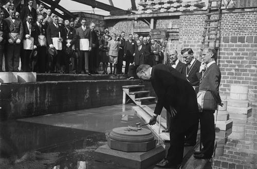 Tổng thống Mỹ đầu tiên -Geogre Washington dùngchiếc búa tương tự như chiếc búa thẩm phán tại nghi lễ đặt móng xây dựng tòa nhà quốc hội Hoa Kỳ.