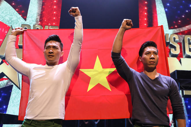 Bo truong Bo Van hoa tang bang khen cho Quoc Co, Quoc Nghiep hinh anh 1