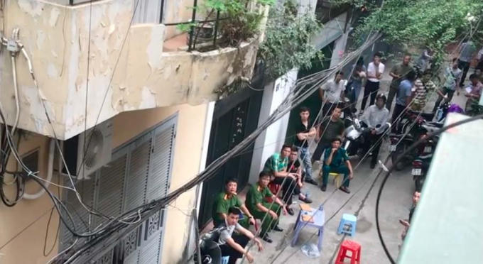 Cơ quan chức năng có mặt tại hiện trường để điều tra nguyên nhân vụ việc. Ảnh: VietNamNet.