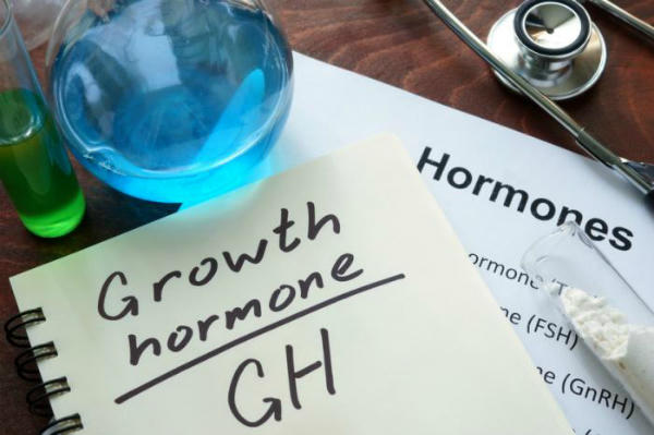 Tiêm hormone tăng trưởng có thể khiến trẻ dậy thì quá sớm làm ảnh hưởng đến chiều cao của trẻ. Ảnh: MNT