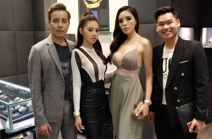 Stylist Mạch Huy (vest xám), hoa hậu Jolie Nguyễn và quản lý của Kỳ Duyên chụp ảnh kỷ niệm. Sau event này, Kỳ Duyên tham dự một đêm đại nhạc hội ở đảo quốc sư tử.