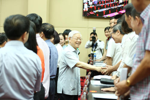 Tổng Bí thư Nguyễn Phú Trọng trò chuyện với cử tri quận Thanh Xuân, Hà Đông. Ảnh: Hoàng Phong.