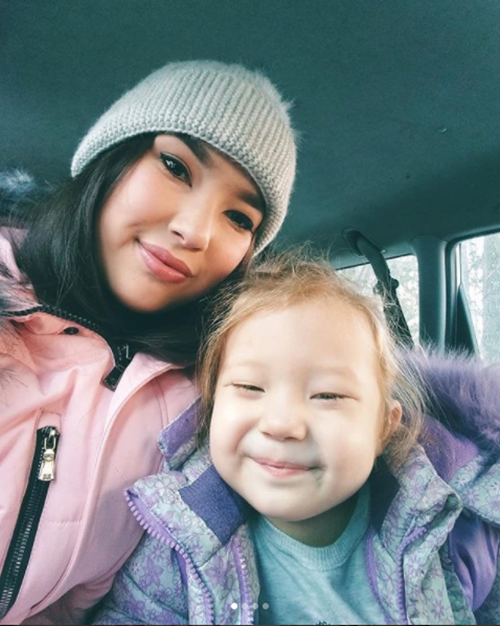 Nữ họa sĩ ngườiKyrgyzstan và cô con gái lớn.