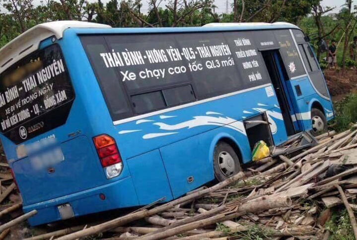 Thái Bình: Tai nạn liên hoàn xe khách húc bay xe con, 2 người tử vong
