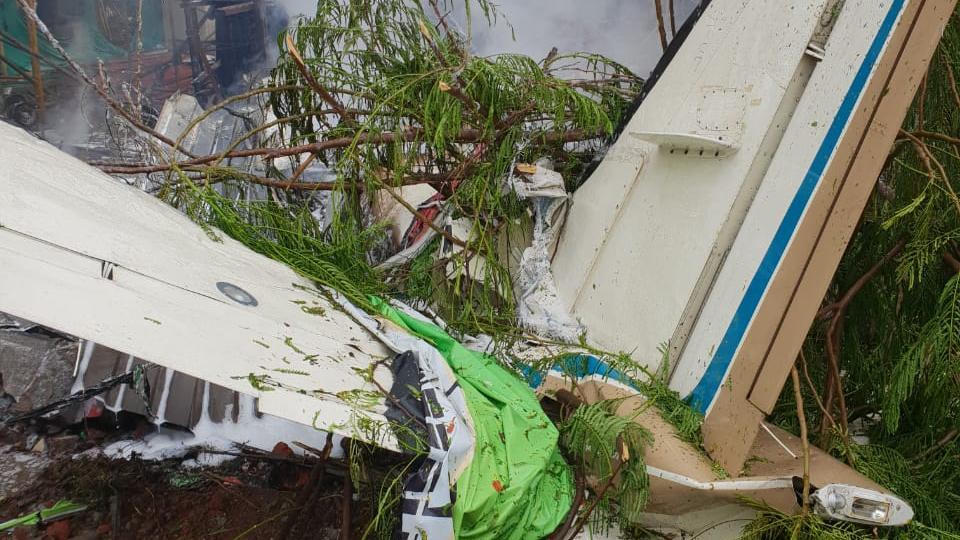 {title} Máy bay lao xuống Mumbai, bốc cháy ngùn ngụt