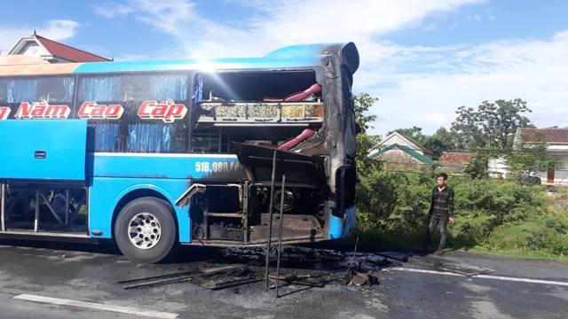 Xe khách chở 23 người bốc cháy dữ dội trên quốc lộ