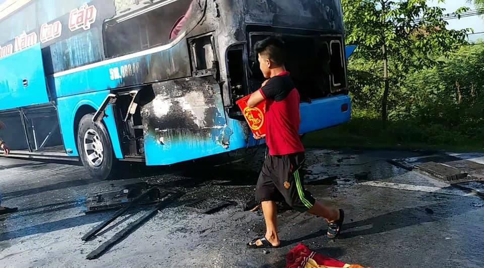 Xe khách chở 23 người bốc cháy dữ dội trên quốc lộ