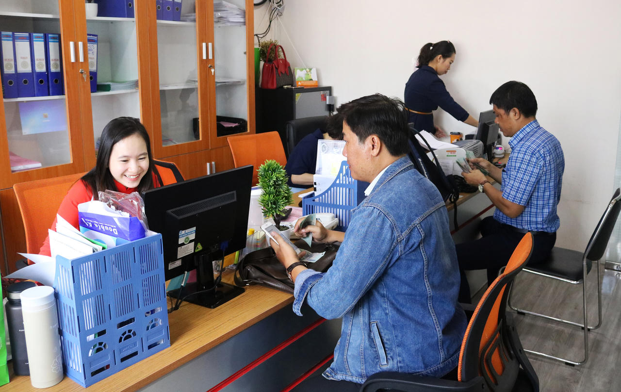 Địa Ốc Long Phát đã trao giấy chứng nhận quyền sử dụng đất cho khách hàng