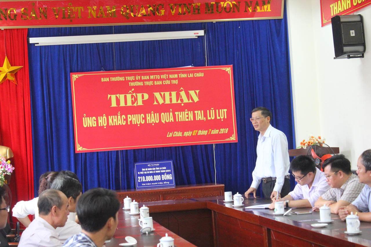 Bộ Tư pháp thăm và tặng quà đồng bào bị ảnh hưởng bởi thảm họa mưa, lũ tại Lai Châu