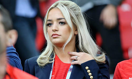 Megan Davison - bạn gái thủ thành Jordan Pickford - có mái tóc vàng, gương mặt bầu bĩnh. Cô gái 22 tuổi có 38.000 người theo dõi trên Instagram. Cô thường xuyên đăng ảnh các món đồ hiệu, những chuyến du lịch đắt đỏ.