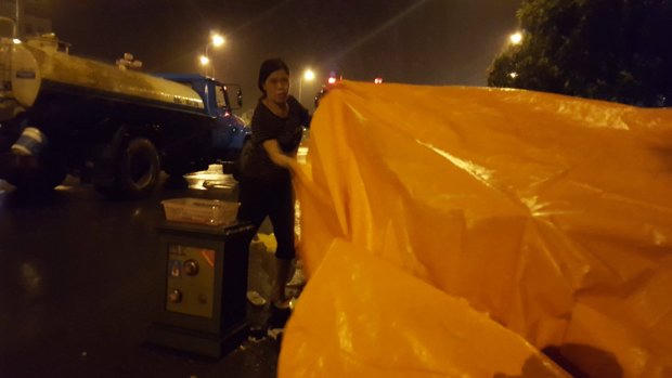 Chị Thu được nhiều người giúp đưa hàng hóa cùng két sắt ra ngoài.