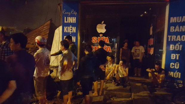 Người dân tập trung rất đông tại hiện trường vụ cháy.