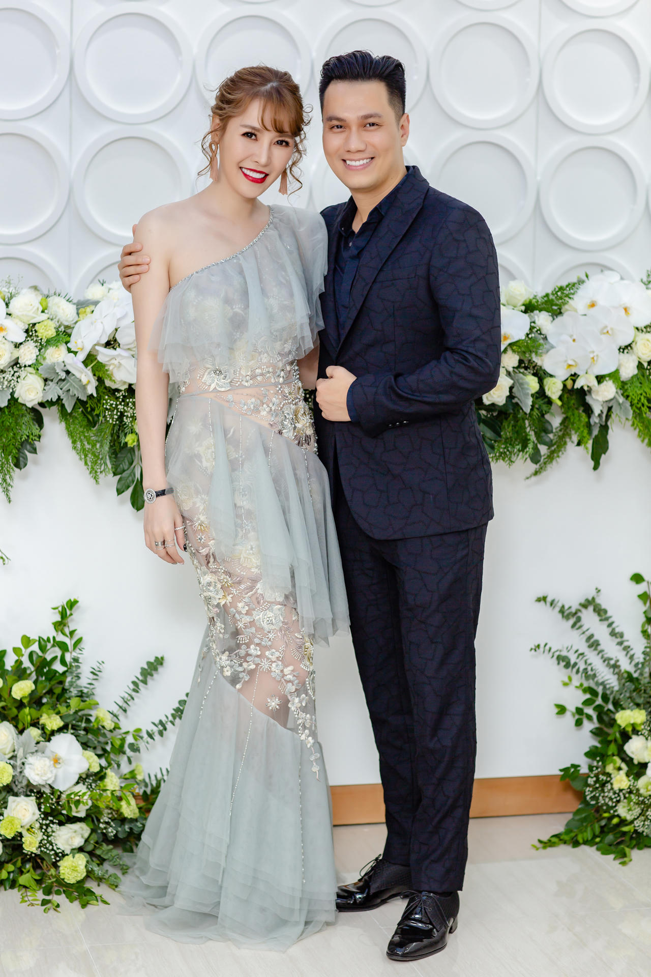 Quế Vân và Việt Anh chơi với nhau gần 10 năm nay và từng nghĩ đến việc sẽ kết hợp làm việc nhưng không có duyên. Gần đây, họ mới tìm được cơ hội để “bắt tay” kinh doanh cơ sở nha khoa. Để đảm bảo yếu tố bất ngờ, họ được ê kíp yêu cầu giữ kín thông tin về việc hợp tác, thậm chí không được tiết lộ cho người thân trong gia đình. Chính điều đó đã tạo ra hiểu lầm 2 người có tình cảm trên mức đồng nghiệp khi vài hình ảnh thân mật xuất hiện trên mạng xã hội.