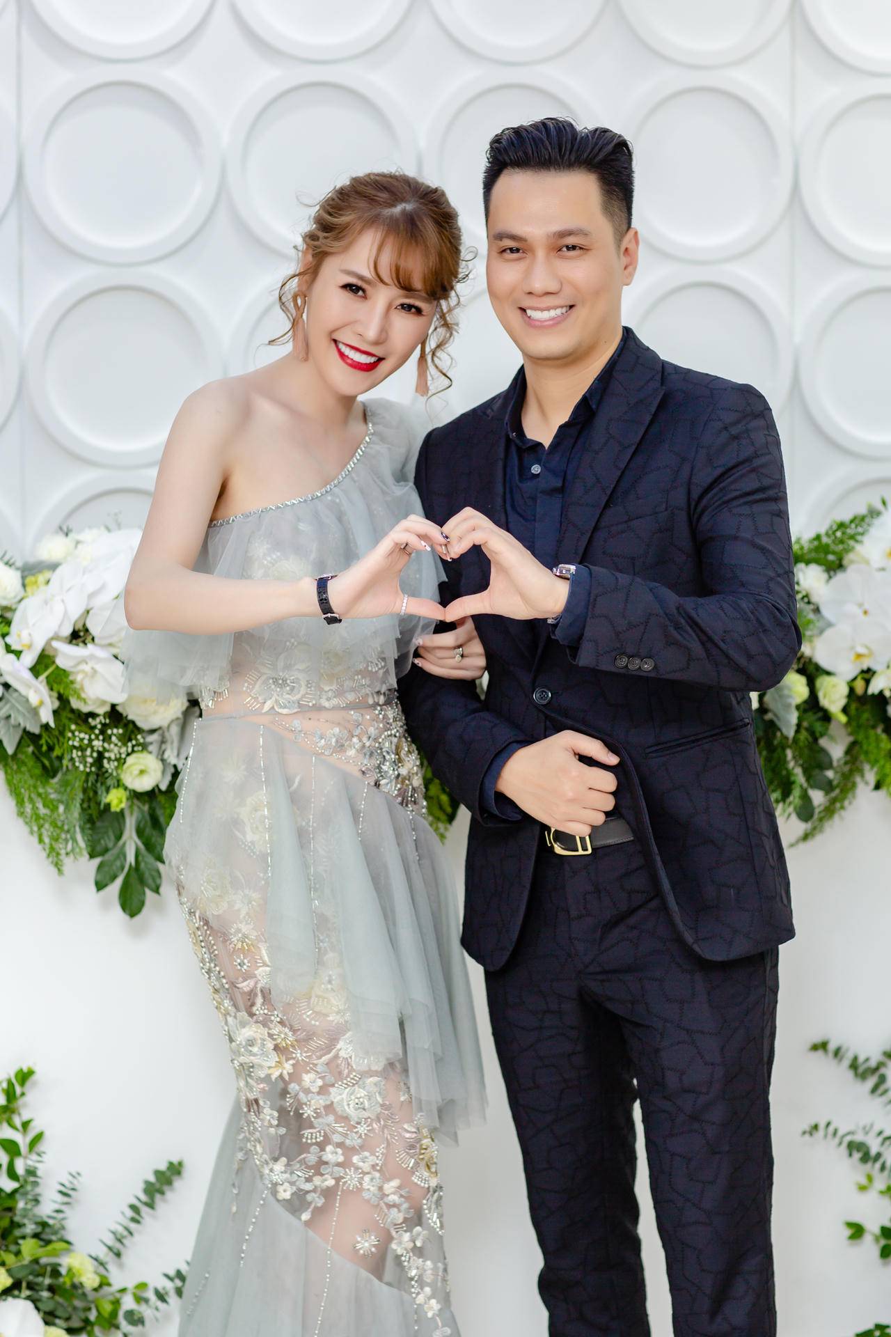 Trong sự kiện khai trương chiều 28/7, Hương Trần - vợ Việt Anh đã không thể có mặt để chúc mừng ông xã lấn sân kinh doanh vì bận chăm sóc con trai nhỏ.