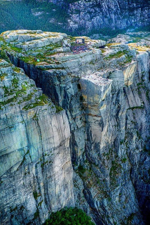 {title} 2000 khán giả leo núi đá cao xem phim bom tấn do Tom Cruise đóng