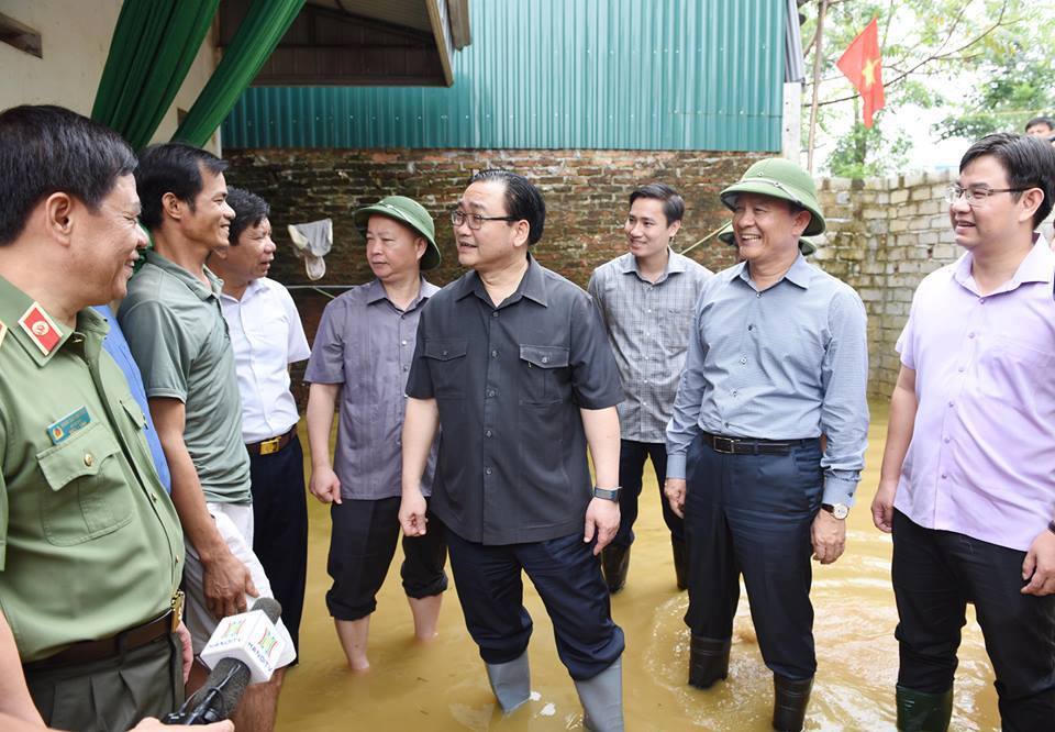 Lội nước ở Chương Mỹ, Bí thư HN lệnh giúp thứ bà con cần, không chỉ mì tôm