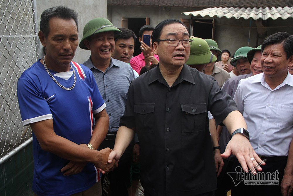 Lội nước ở Chương Mỹ, Bí thư HN lệnh giúp thứ bà con cần, không chỉ mì tôm