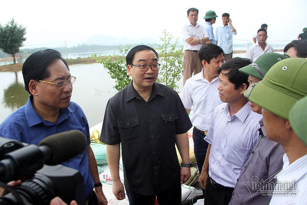 Lội nước ở Chương Mỹ, Bí thư HN lệnh giúp thứ bà con cần, không chỉ mì tôm