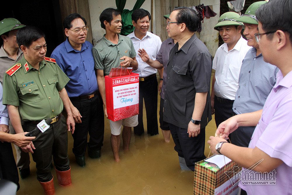 Lội nước ở Chương Mỹ, Bí thư HN lệnh giúp thứ bà con cần, không chỉ mì tôm