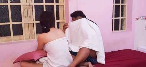 Tiep vien xinh dep khong mac do, tam tien voi quy ong