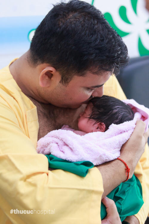 Lợi ích khi bé được kề da với bố và mẹ sau sinh - page 2 - 1