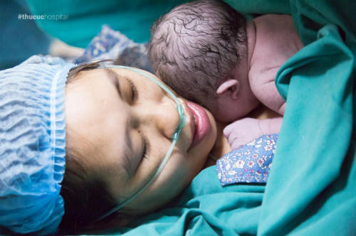 Lợi ích khi bé được kề da với bố và mẹ sau sinh - page 2