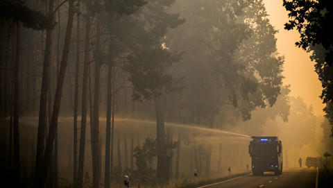 Bom nổ hàng loạt trong đám cháy rừng ở Đức - ảnh 1