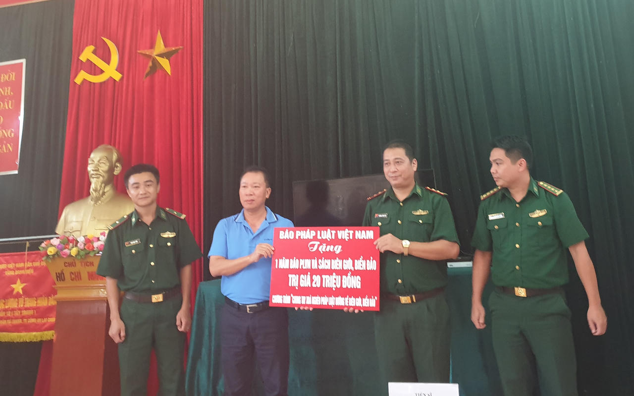 Báo Pháp luật Việt Nam “Chung tay xóa nghèo pháp luật” tại Điện Biên