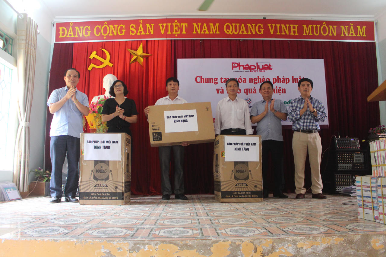 Báo Pháp luật Việt Nam “Chung tay xóa nghèo pháp luật” tại Điện Biên