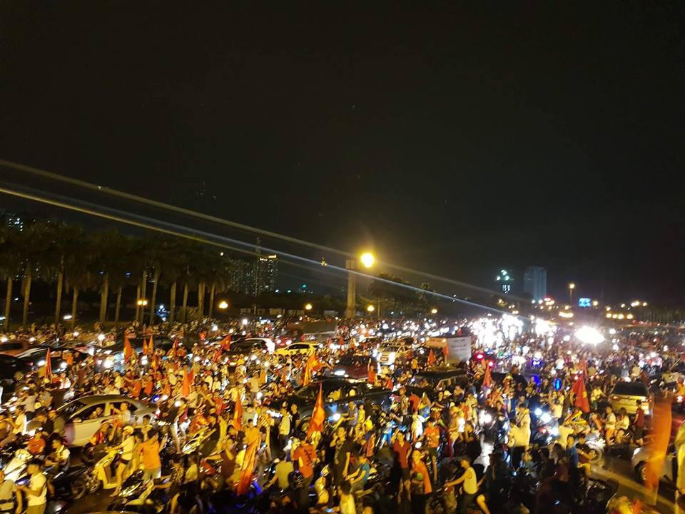 Cờ đỏ sao vàng 'thắp sáng' đêm Hà Nội!