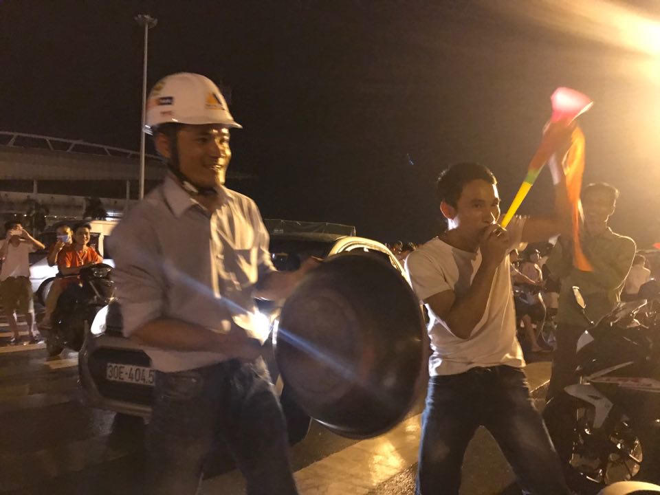 Cờ đỏ sao vàng 'thắp sáng' đêm Hà Nội!