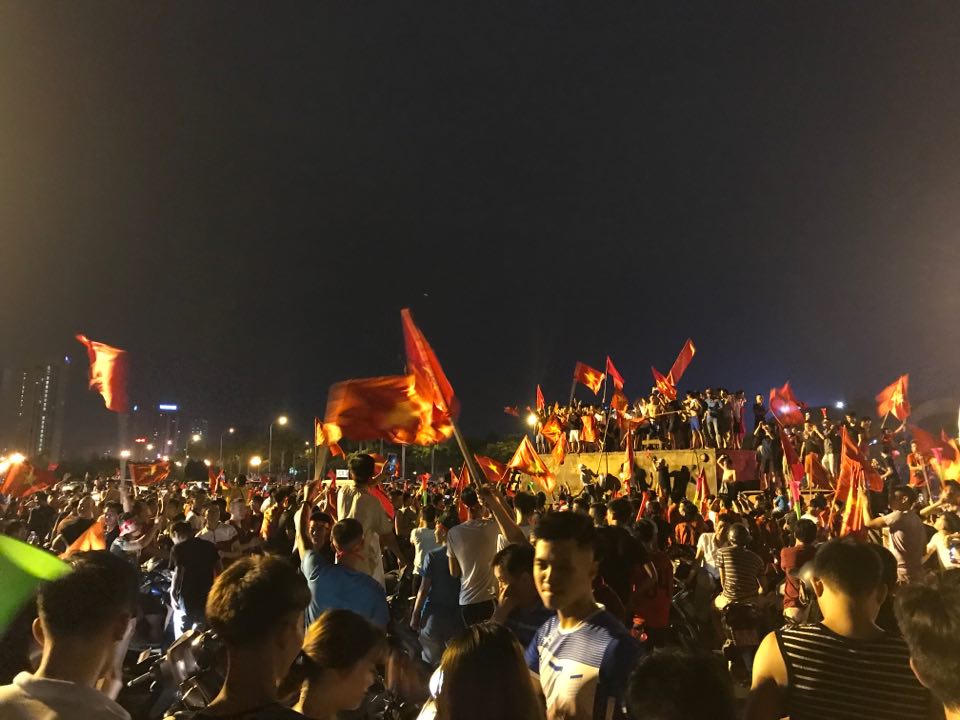 Cờ đỏ sao vàng 'thắp sáng' đêm Hà Nội!