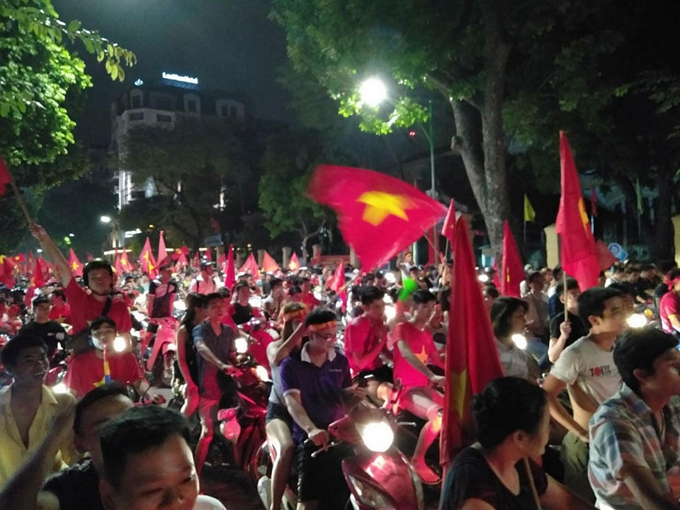 Cờ đỏ sao vàng 'thắp sáng' đêm Hà Nội!