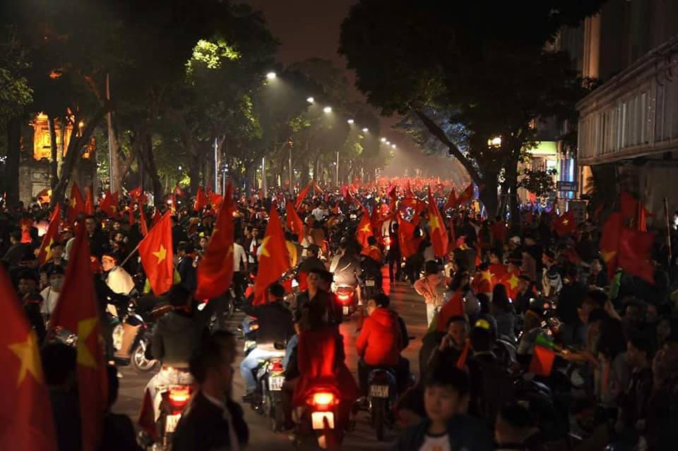 Cờ đỏ sao vàng 'thắp sáng' đêm Hà Nội!