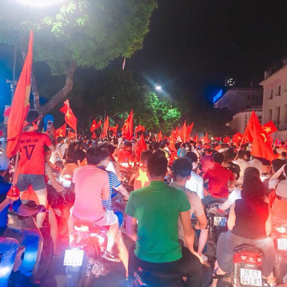 Cờ đỏ sao vàng 'thắp sáng' đêm Hà Nội!